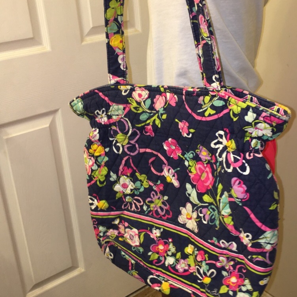 VERY CUTE VERA BRADLEY HANDBAG